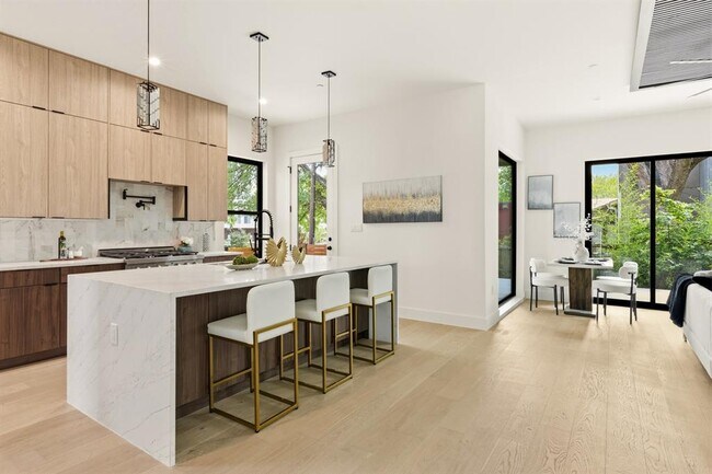 Foto del edificio - 2300 Bluebonnet Ln