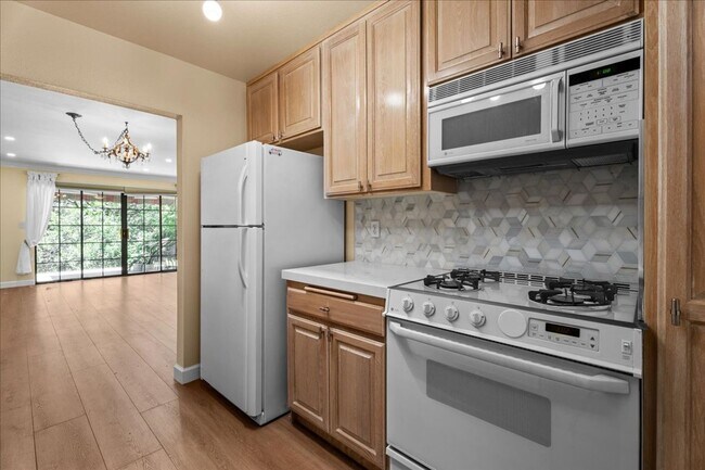 Foto del edificio - Updated Porter Ranch Townhome with Scenic ...