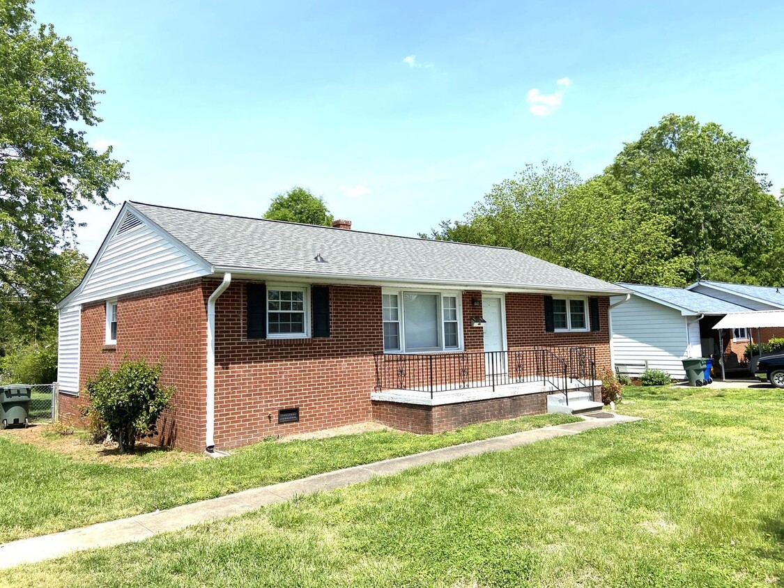 Primary Photo - ~~ Cute Brick Home with large fenced backy...