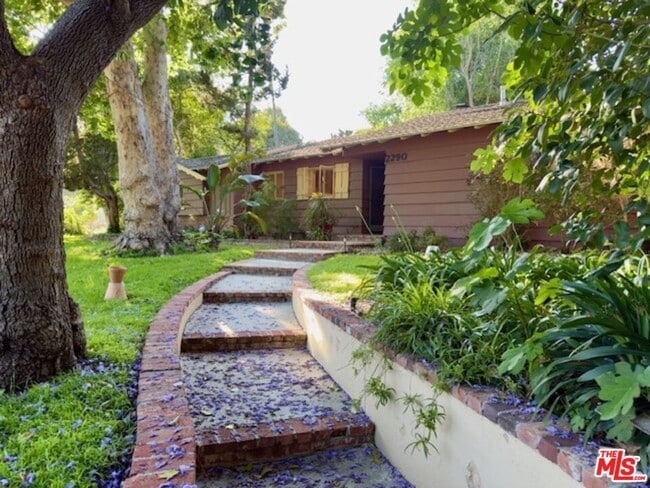 Building Photo - 2290 Canonita Dr