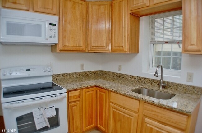 Building Photo - 67 Oneida Ave