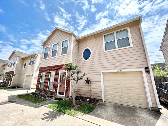 Foto del edificio - 2225 Naomi St