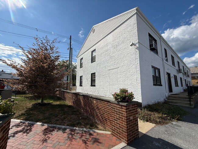 Building Photo - Newly Renovated 2BR in Downtown Myersville!