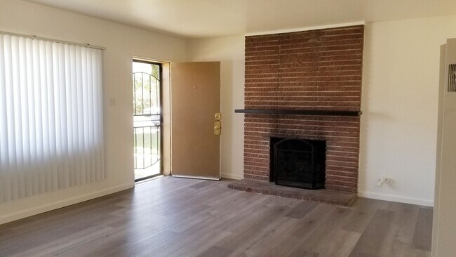 Building Photo - Cozy 2 bedroom and 1 bathroom near Port Hueneme Beach!