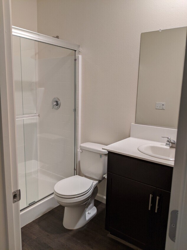 Foto principal - Large 6 Bedroom Home Coming Soon, 717 Phel...