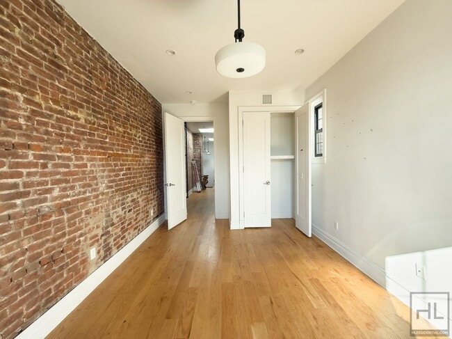 Foto del edificio - EASTERN PARKWAY / Remarkable Renovated 4-Bed 3-Bath in Prime Crown Heights