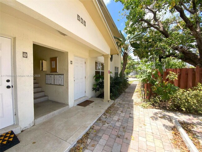 Foto del edificio - 530 NE 15th Ct