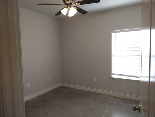 Building Photo - 1000 Wooded Hollow Ct