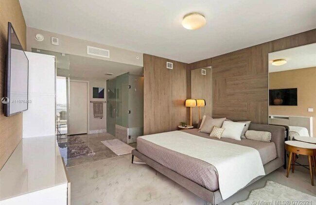 Baño privado - 3131 NE 7th Ave