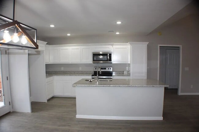 Building Photo - Available the first week of Feb!