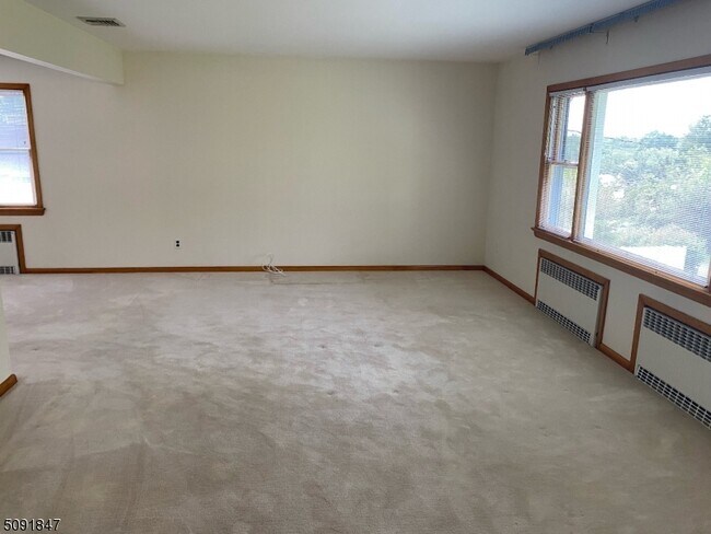 Building Photo - 3 Greenridge Dr