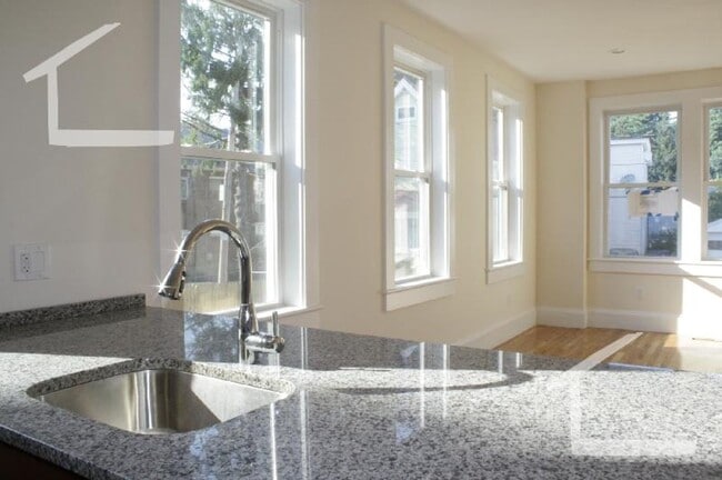 Building Photo - 4-6 Larose Place #2B Boston MA 02135