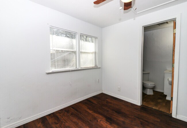 Building Photo - 1567 NE 5th Pl