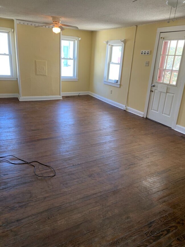 Foto del edificio - Charming 2 Bedroom with bonus room home in Historic Downtown Morehead City Walking District! Walk...