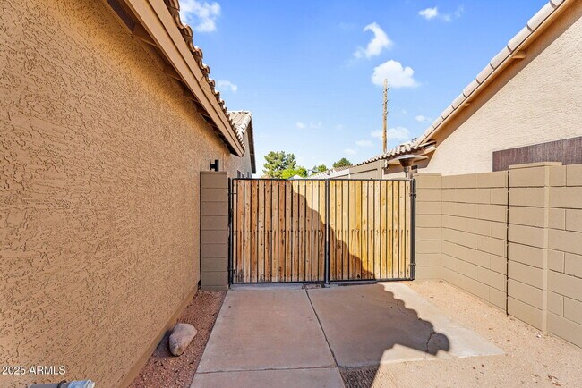 Foto del edificio - 8406 W Dahlia Dr