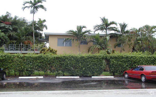 Building Photo - 1353 Bayview Dr