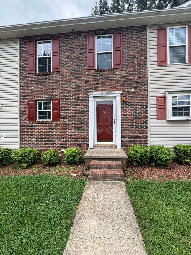 Building Photo - 1232 Camelot Ct