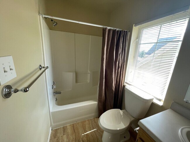 Foto del edificio - 3 BEDROOM, 2 BATHROOM, VILLAGE CREEK TOWNH...