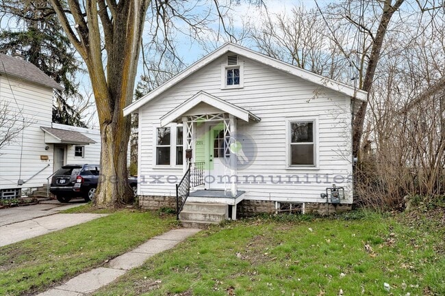 Building Photo - Rare 1-Bedroom Full Home – Big Kitchen, Ha...