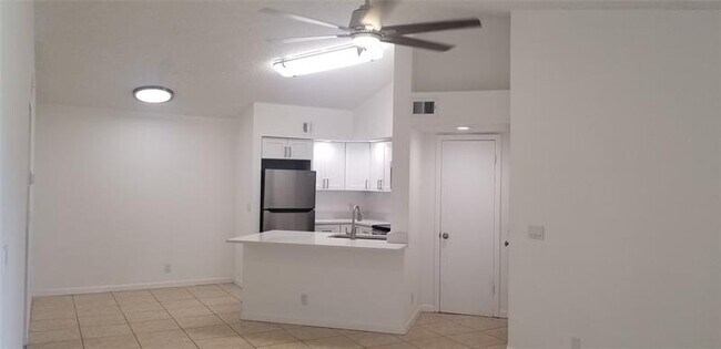 Foto del edificio - 3450 Pinewalk Dr N