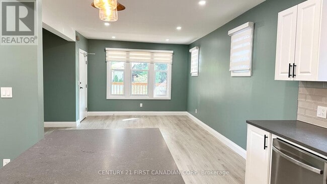 Building Photo - 693 Colborne St