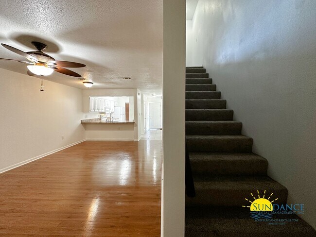 Building Photo - Charming 2 Bedroom Townhouse Located in FWB!