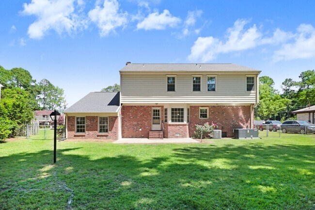 Foto del edificio - CHARMING 2-STORY BRICK HOME *Excellent Goldsboro Location* Lawn Care Included!