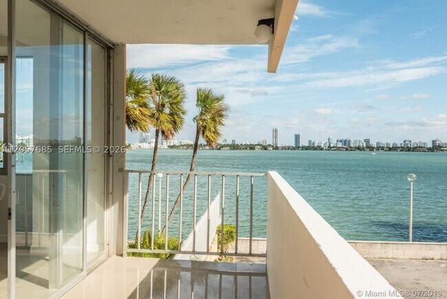 Foto del edificio - 7545 E Treasure Dr