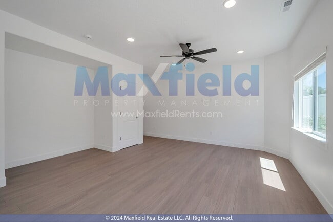 Building Photo - End Unit - 3BD 2.5 BA 2GA - Modern Living