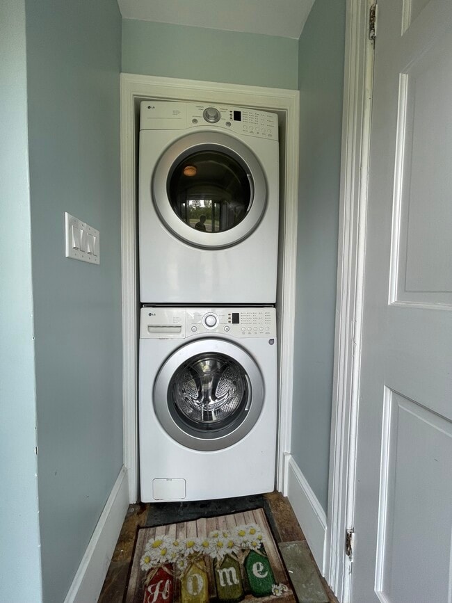 shared washer/dryer - 260 Wells Rd