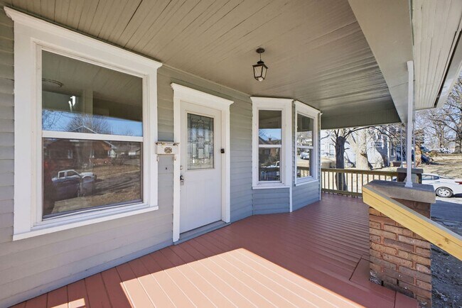 Foto del edificio - Spacious 4-Bedroom, 1.5-Bath Home with Plenty of Living Space!