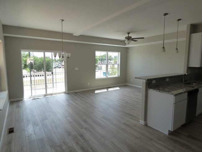 Building Photo - $0 DEPOSIT OPTION. 3 BED/2BATH END UNIT @ ...