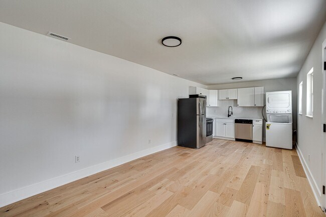 Foto del edificio - FULLY RENOVATED duplex in East Ridge!