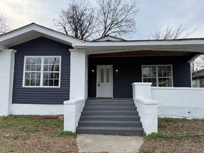 Building Photo - 2510 Oak St