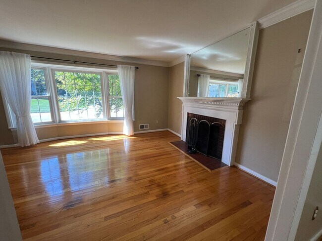 Foto del edificio - Charming Alexandria Home with Spacious Yard & Prime Location