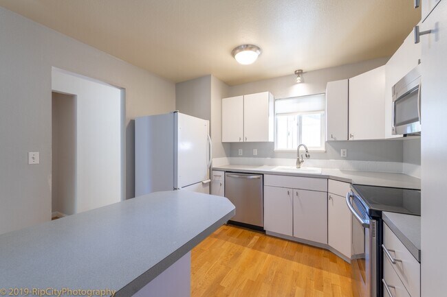 Building Photo - Join the Tanasbrook Community! Lovely 4 be...