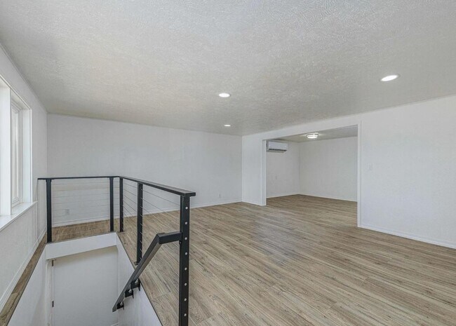 Foto del edificio - 266 NW Riverside Blvd