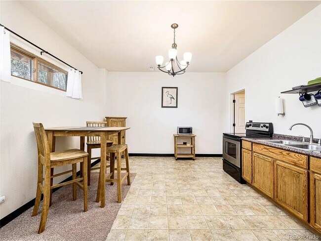 Foto del edificio - 237 Tschaikovsky Rd