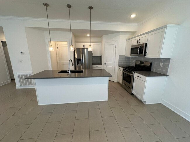 Foto del edificio - Luxurious Spacious 3 Bedroom, 2.5 Bath in ...