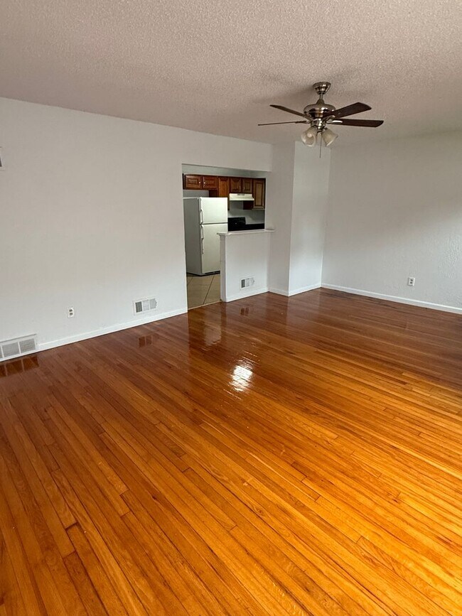Foto del edificio - 3 Bedroom Home with Basement and Carport f...
