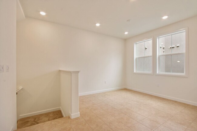 Foto del edificio - Charming Yorba Linda Townhome