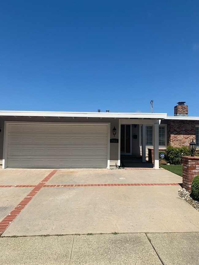 Building Photo - 2981 Crestmoor Dr