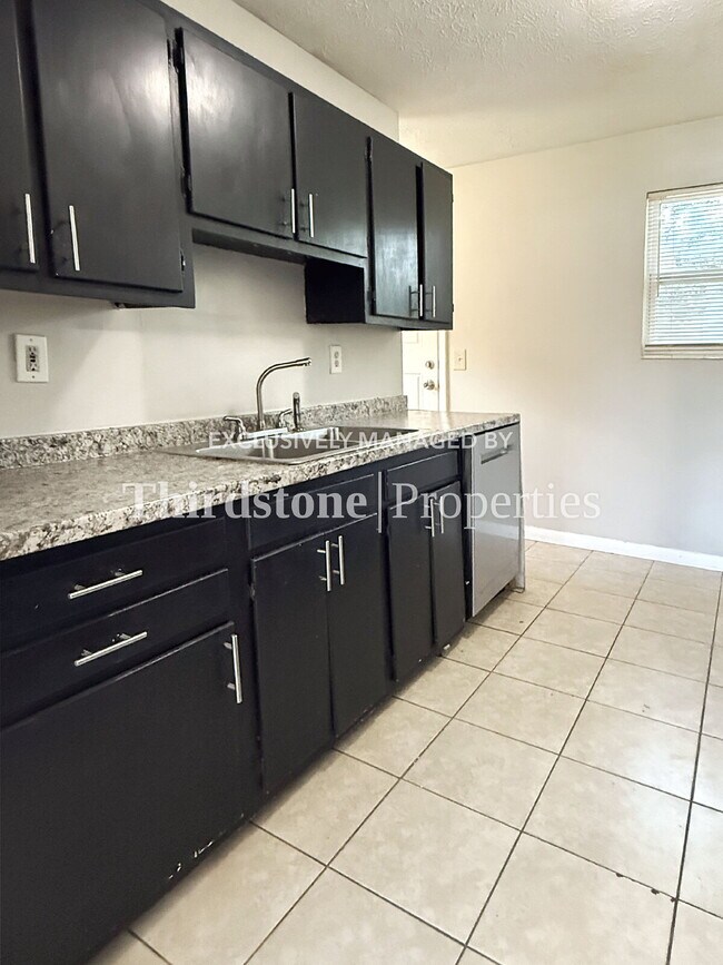 Building Photo - 2428 Miss Muffet Ln W