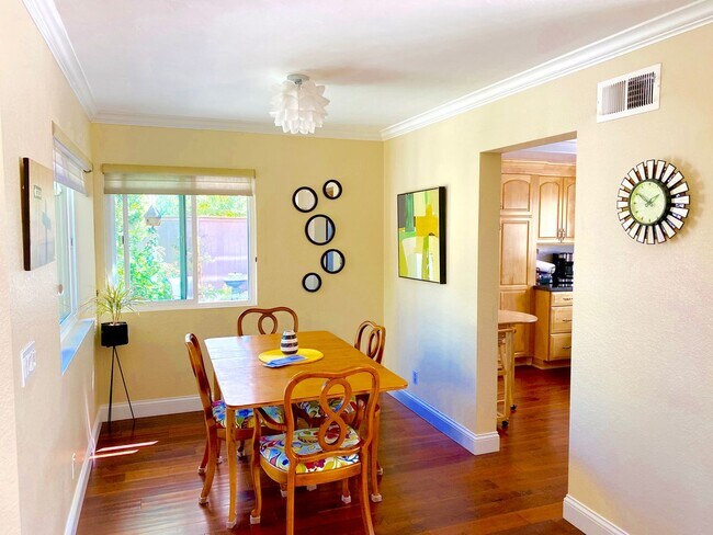 Foto del edificio - Beautiful End Unit Townhome in Fantastic A...