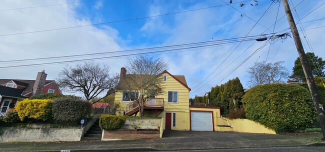 Foto del edificio - Two-Story Manette Home