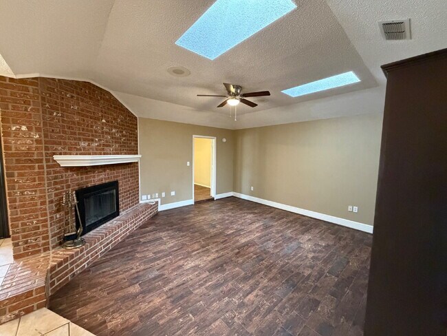 Foto del edificio - Spacious Home Located Within Few Blocks Of Schools & Close Access To Spur 327 & S. Loop 289!