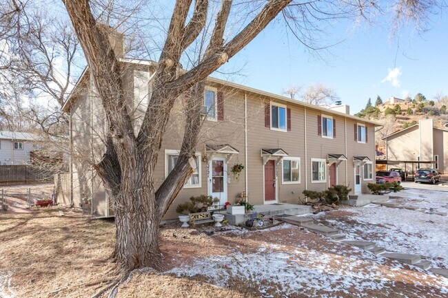 Foto del edificio - Spacious 2-Bed, 2-Bath Fourplex Unit in Prime Location!