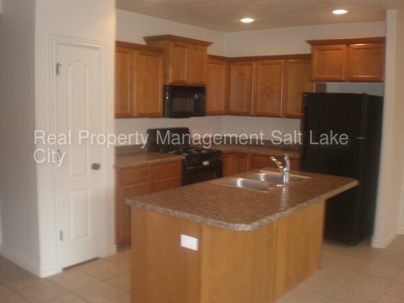Building Photo - 3 Bedroom Townhome in Suncrest