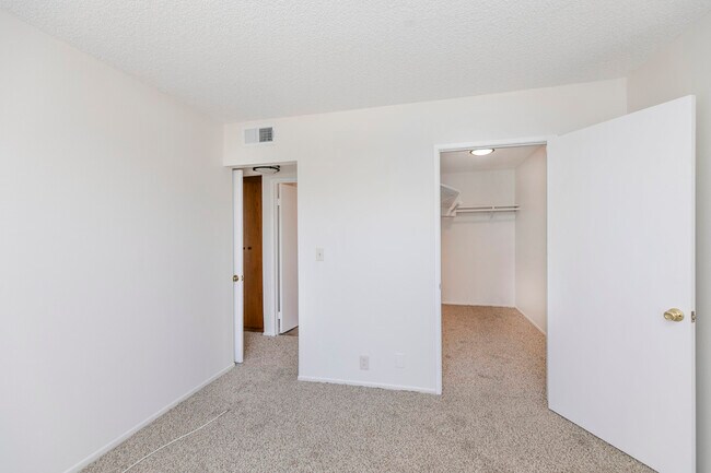 Building Photo - 12717 Vanowen St