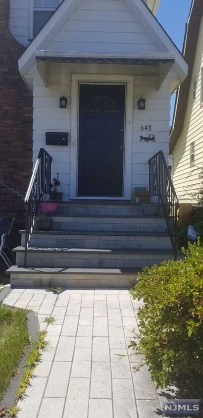 Foto del edificio - 648 Ten Eyck Ave
